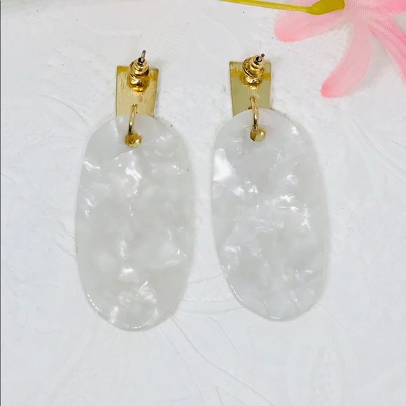 NEW 🌸🌺🌼 Mother of Pearl style acrylic earring - Picture 4 of 5